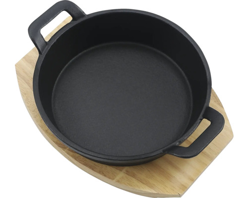 Tigaie din fontă pe scândură de lemn