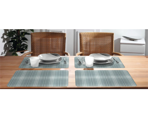 Masa de sufragerie aranjată cu suporturi de masă în carouri