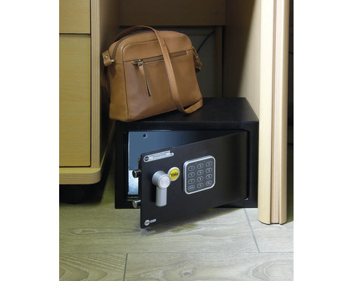 Seif negru deschis cu cod numeric și geantă de mână maro
