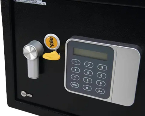 Prim-plan cu un seif cu tastatură digitală și orificiu pentru cheie