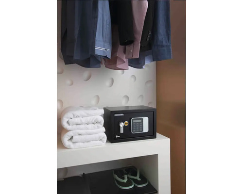 Seifă încorporată în dulapul dormitorului cu prosoape și haine
