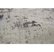 Prim-plan al unui covor cu model abstract