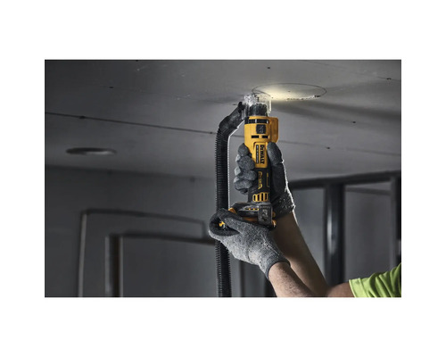 O persoană folosește un ferăstrău spiralat pentru gips-carton DeWalt pentru a tăia o gaură într-un tavan.