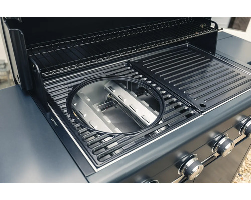 Imagine detaliată cu un grătar pe gaz cu grătar, plită și arzătoare