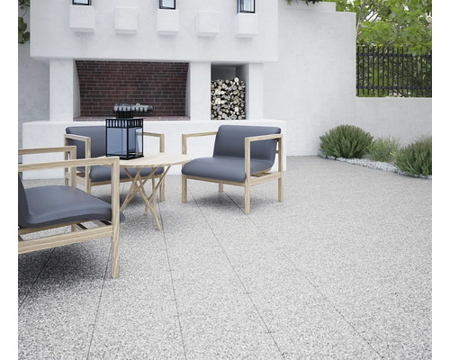 Terasa cu mobilier de grădină, format din scaune, masă și lanternă