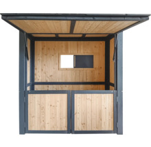 Adăpost deschis din lemn cu fereastră și uși