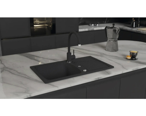 Chiuvetă de bucătărie neagră cu robinet pe un blat de bucătărie