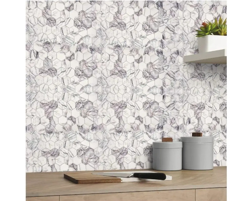 Plăci de mozaic hexagonale cu aspect de marmură pe un perete de bucătărie