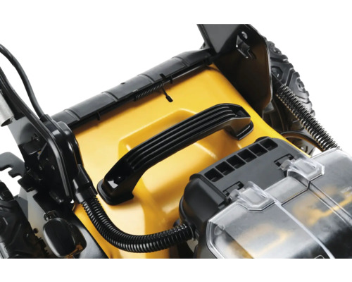 Prim-plan al unui utilaj motorizat galben cu mâner negru și recipient transparent