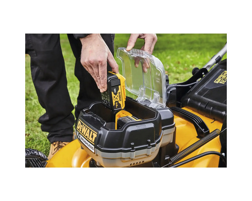 Persoană care introduce bateria DeWalt în mașina de tuns iarba cu acumulator