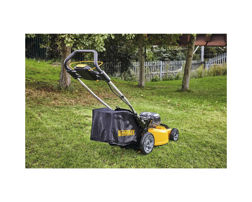 Mașină de tuns iarba DeWalt pe un gazon