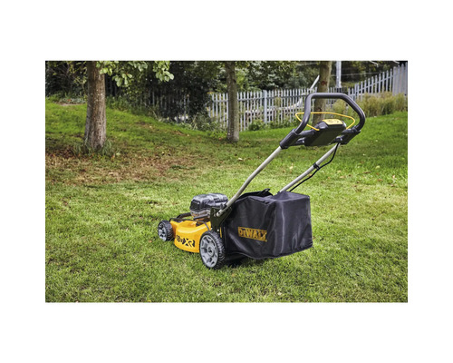 Mașină de tuns iarba pe un gazon cu coș de colectare a ierbii