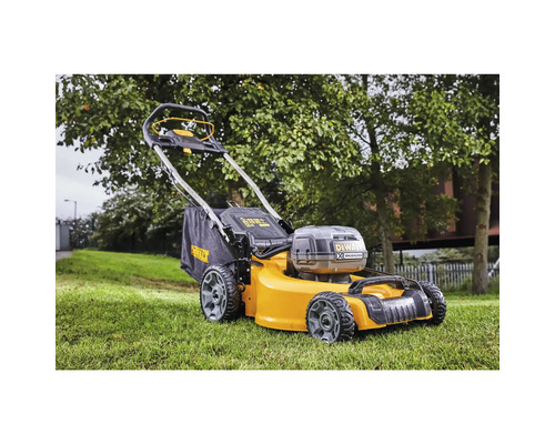 Mașină de tuns iarba pe gazon