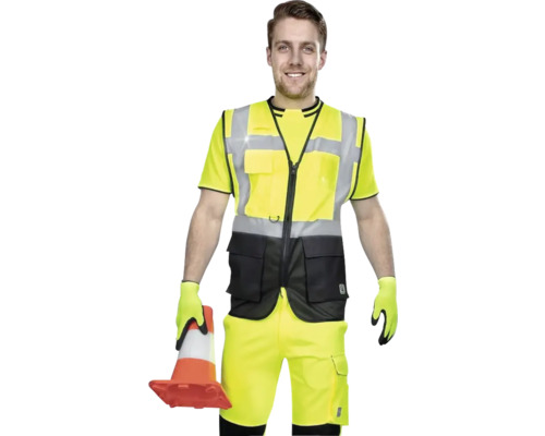 Bărbat în îmbrăcăminte de protecție care ține un con de trafic