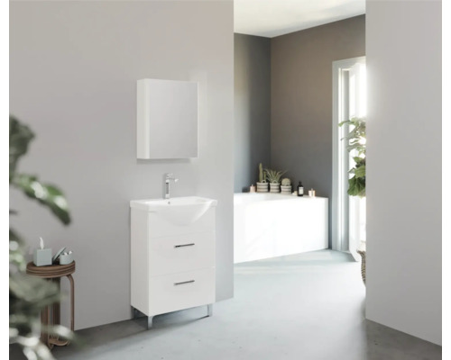 Baie cu lavoar, dulap cu oglindă, chiuvetă și cadă