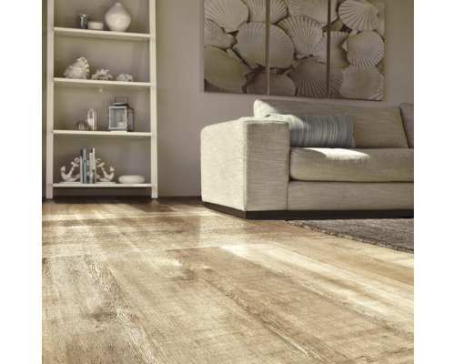 Cameră de zi cu rafturi, canapea și podea din lemn