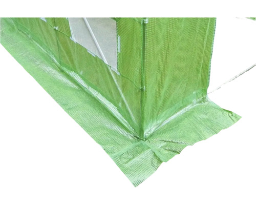 Prim-plan cu o seră acoperită cu folie