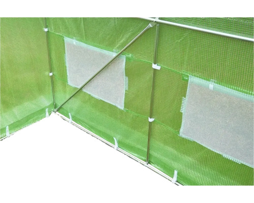 Imagine detaliată cu o seră cu folie de plasă și cadru tubular din oțel