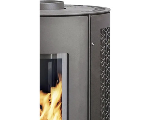 Detalii ale unui șemineu cu fereastră de vizualizare și flăcări