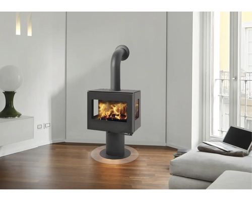 Șemineu modern cu lemne în sufragerie cu lemne de foc.