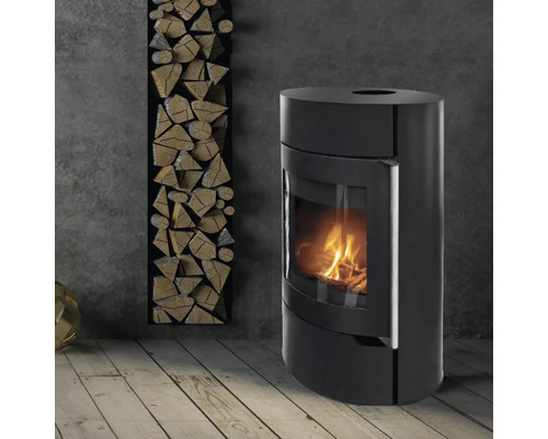 Șemineu negru lângă un raft de lemn în cameră