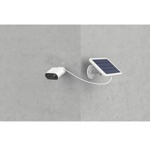 Cameră de supraveghere cu modul solar pentru alimentare, montată pe perete