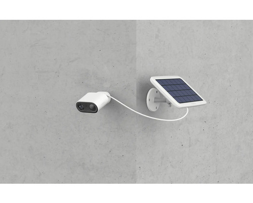 Cameră de supraveghere cu modul solar pentru alimentare, montată pe perete