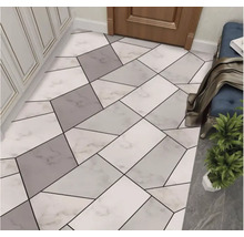 Podea cu model geometric din plăci ceramice într-un hol