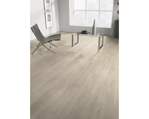 Podea laminată deschisă la culoare într-un living mobilat modern, cu scaun și masă.