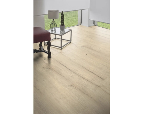 Cameră luminoasă cu podea laminată, măsuță laterală și decorațiuni