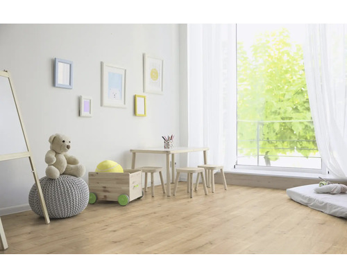 Cameră luminoasă pentru copii cu masă de joacă, scaune, ladă de jucării și șevalet