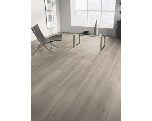 Cameră luminoasă cu parchet laminat, fotoliu și masă