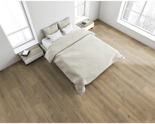 Dormitor cu pat, noptiere și podea din lemn