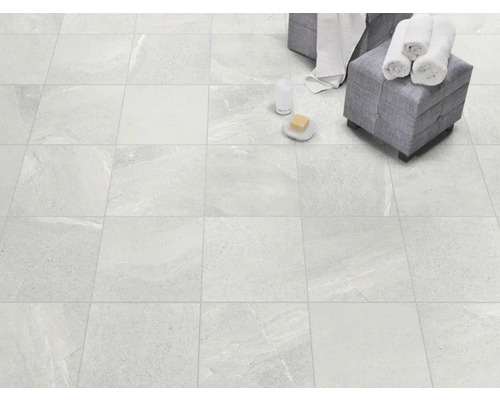 Baie cu gresie deschisă la culoare, taburet și prosoape