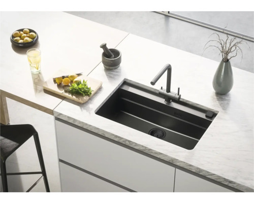 Chiuvetă într-o bucătărie modernă cu baterie, tocător și decorațiuni