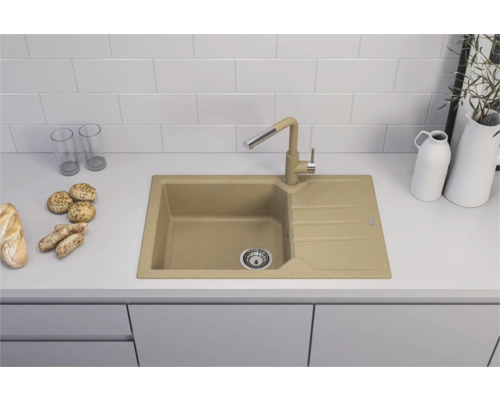 Chiuvetă de bucătărie bej cu baterie și picurător într-o bucătărie luminoasă.