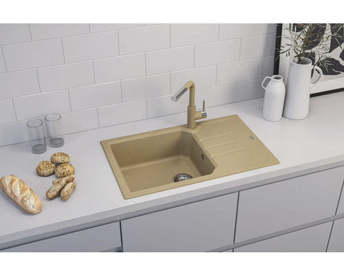 Chiuvetă cu picurător și robinet într-o bucătărie luminoasă