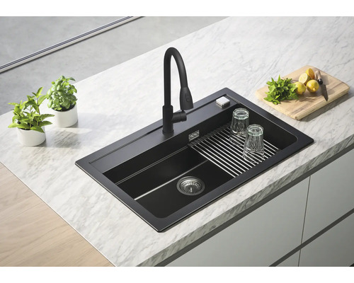 Chiuvetă cu picurător și robinet pe un blat de bucătărie