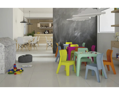 Cameră pentru copii cu mese, scaune și jucării