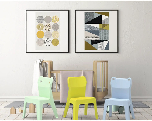 Cameră decorativă pentru copii cu două reproduceri de artă înrămate, pătuț și trei scaune pentru copii