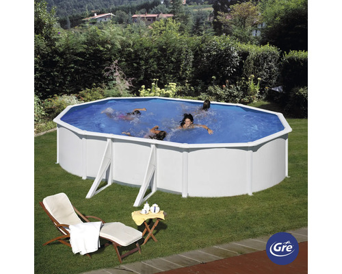 Piscină supraterană cu persoane în grădină