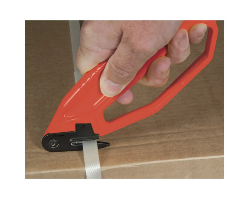 Mână care manevrează un instrument de tăiat bandă de împachetat pentru a tăia o bandă