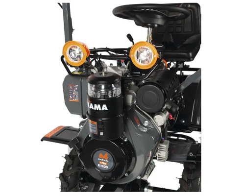 Imagine detaliată a unui tractor agricol cu motor și faruri