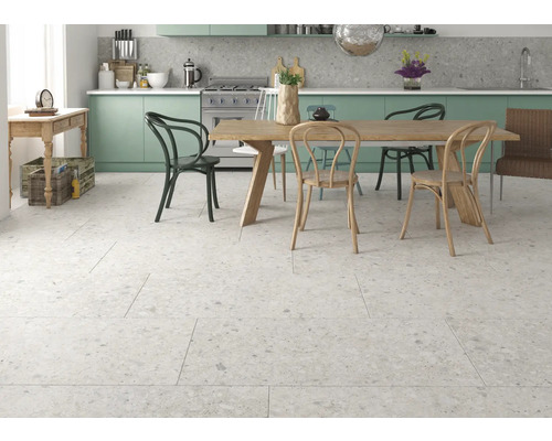 Cameră luminoasă cu masă de sufragerie și scaune pe podea cu gresie