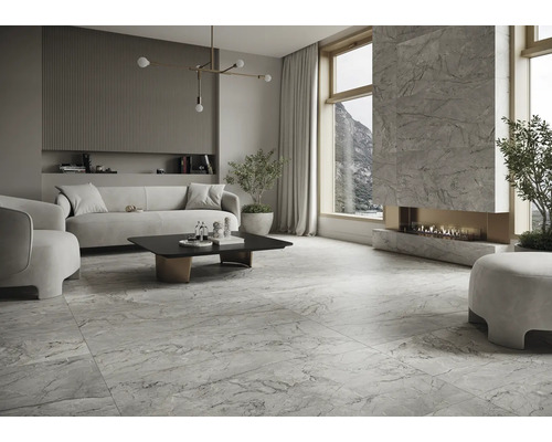 Cameră de zi cu canapea, fotoliu, măsuță de cafea, șemineu și pardoseală cu aspect de marmură