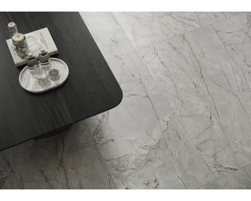 Scenă cu plăci de pardoseală cu aspect de marmură și o masă