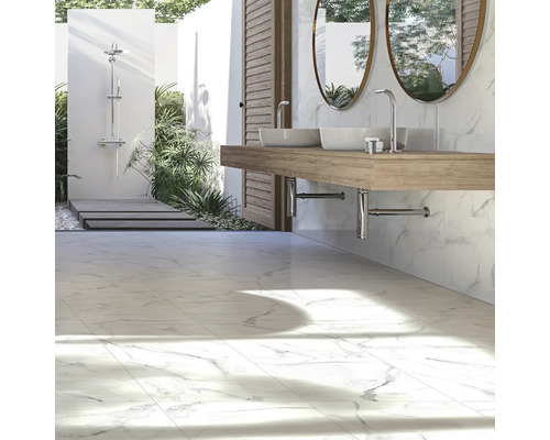 Baie cu gresie cu aspect de marmură, lavoar cu două chiuvete și duș exterior