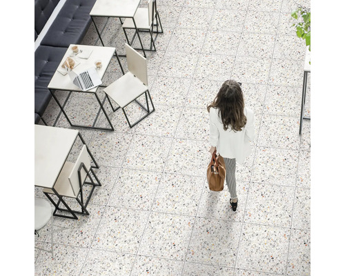 Interior cu pardoseală din gresie terrazzo, mese și locuri de stat