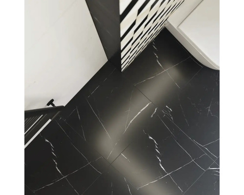 Baie cu gresie de pardoseală cu aspect de marmură