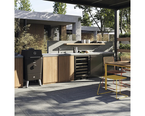 Bucătărie modernă în aer liber cu grătar, chiuvetă, frigider de vinuri și locuri de relaxare pe o terasă.